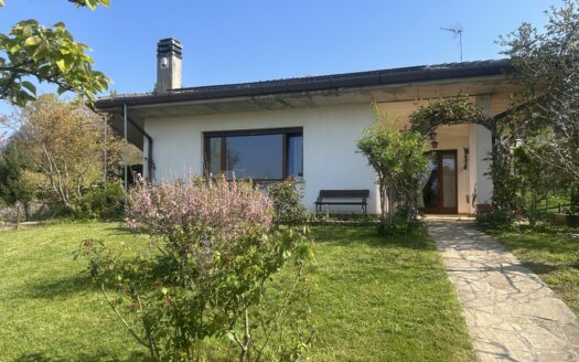 Villa indipendente con bellissimo giardino piantumato di mq 3500 e dependance.