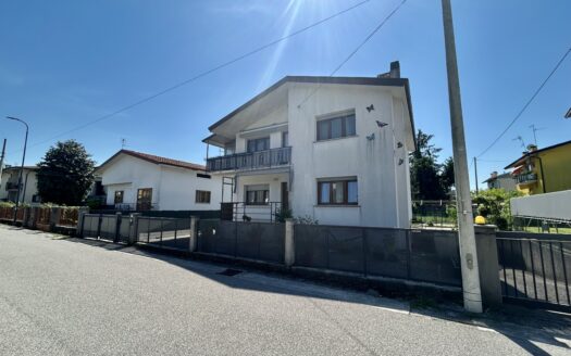 Villa Bifamiliare indipendente con giardino!