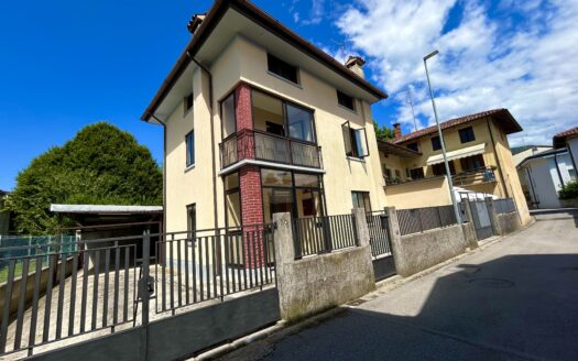 Casetta accostata ad un lato a Nimis!