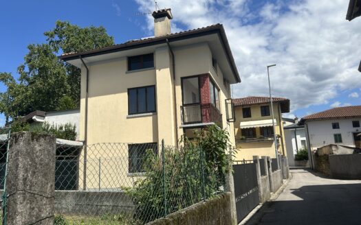 Casetta accostata ad un lato a Nimis!