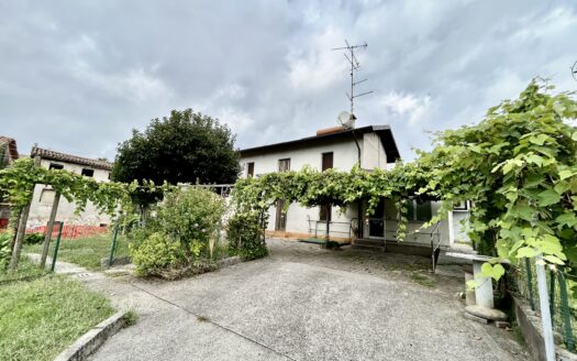 Casa indipendente con giardino , autorimessa e deposito a Tarcento