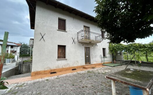 Casa indipendente con giardino , autorimessa e deposito a Tarcento