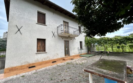 Casa indipendente con giardino , autorimessa e deposito a Tarcento