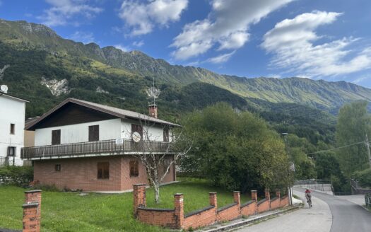 Casa indipendente con scoperto di proprietà di 700 mq!