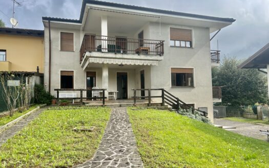 Appartamento in bifamiliare al piano terra con giardino e dependance!