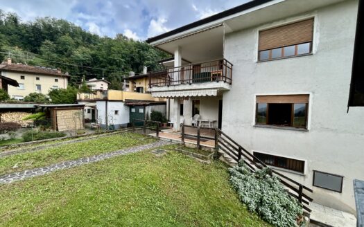 Appartamento in bifamiliare al piano terra con giardino e dependance!
