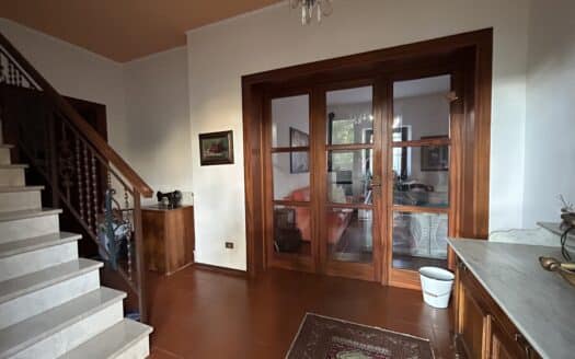 Casa indipendente su due livelli con annessi e giardino piantumanto di mq 850 di proprietà!