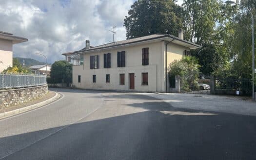 Casa indipendente su due livelli con annessi e giardino piantumanto di mq 850 di proprietà!