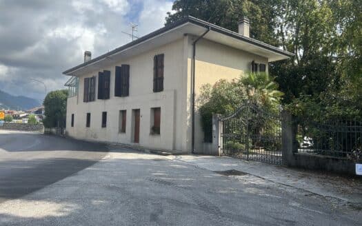 Casa indipendente su due livelli con annessi e giardino piantumanto di mq 850 di proprietà!