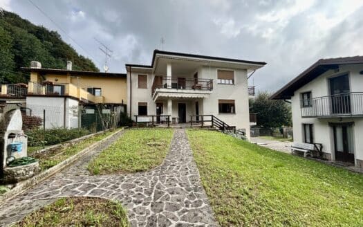 Appartamento tricamere con giardino, box auto e dependance!