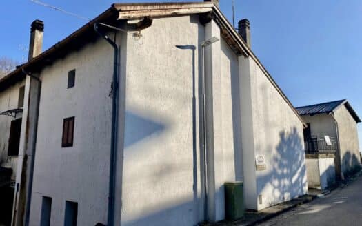 Casa accostata da un lato a Monteprato!