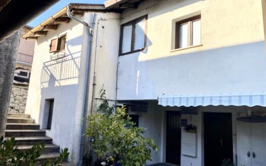 Casa accostata da un lato a Monteprato!