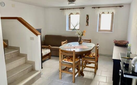 Casa accostata da un lato a Monteprato!