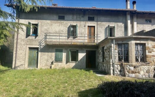 Casale con terreno di mq 5300