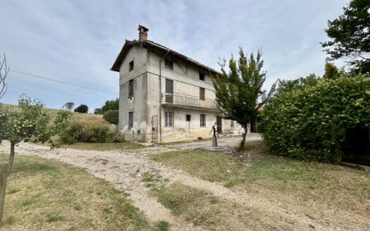 Ampio casale indipendente con 13.000 mq di terreno!