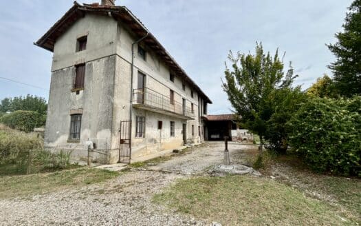 Ampio casale indipendente con 13.000 mq di terreno!