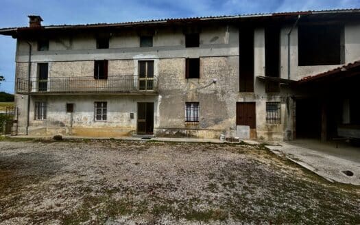 Ampio casale indipendente con 13.000 mq di terreno!