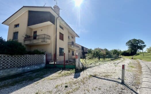 Appartamento in bifamiliare al piano terra con ampio giardino!