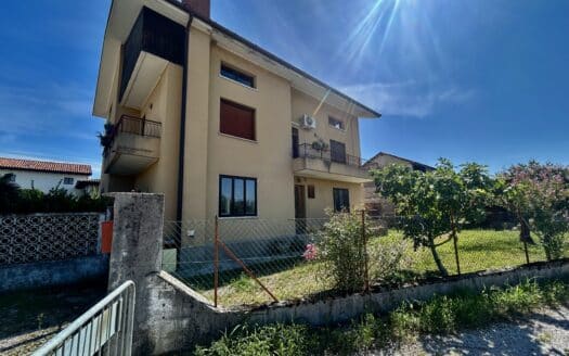 Appartamento in bifamiliare al piano terra con ampio giardino!