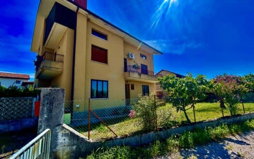 Appartamento in bifamiliare al piano terra con ampio giardino!